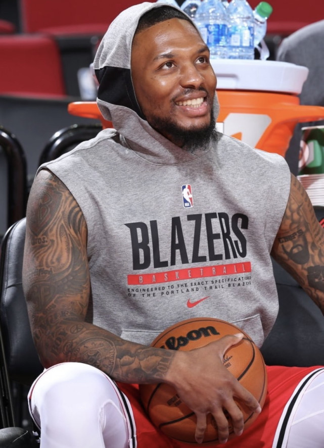 天津队鏖战深圳队,利拉德点燃赛场 天津队鏖战深圳队,利拉德点燃赛场