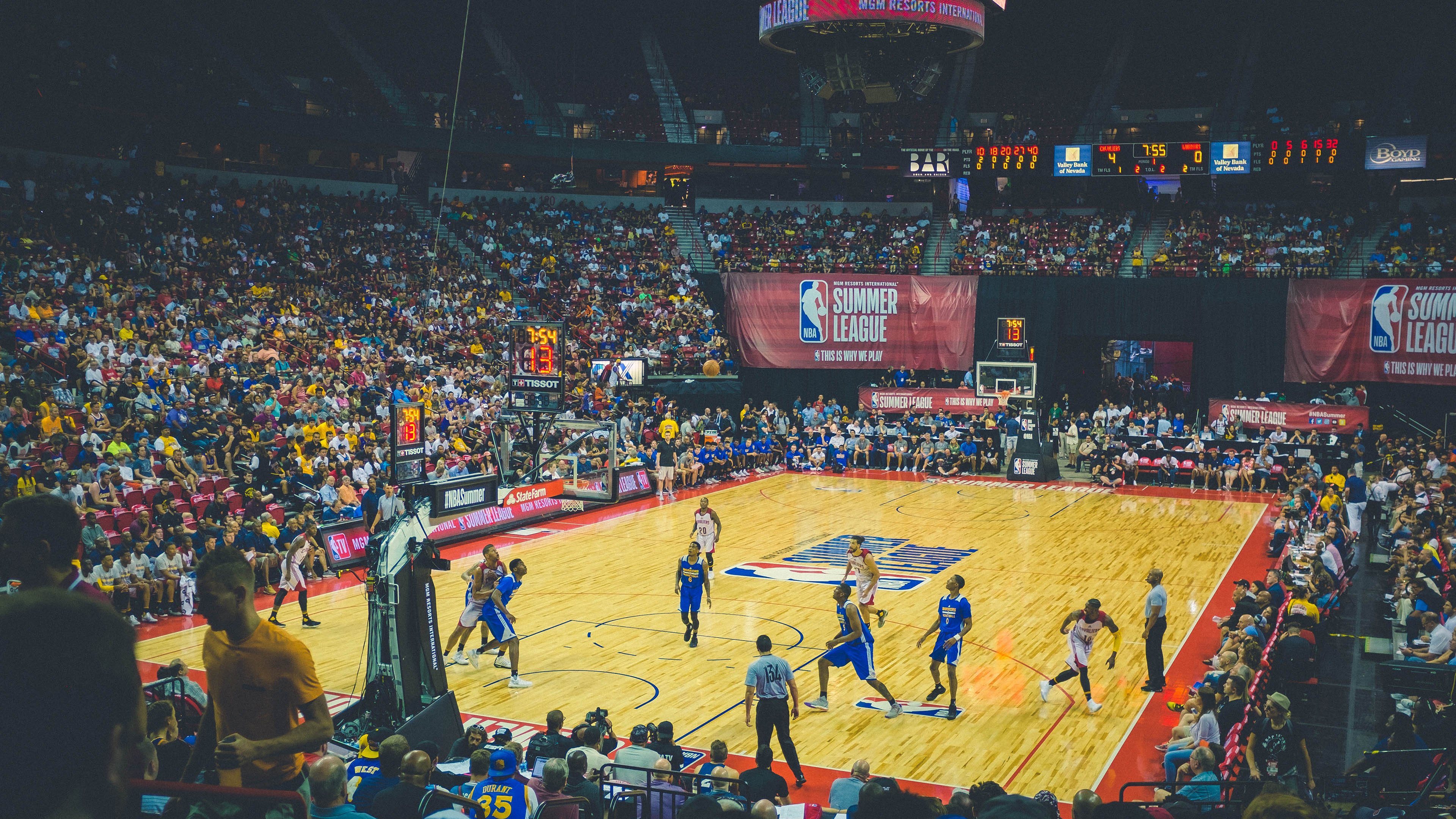 猛龙强势晋级，霍勒迪点燃赛场，北境之师如何击碎马刺铁壁