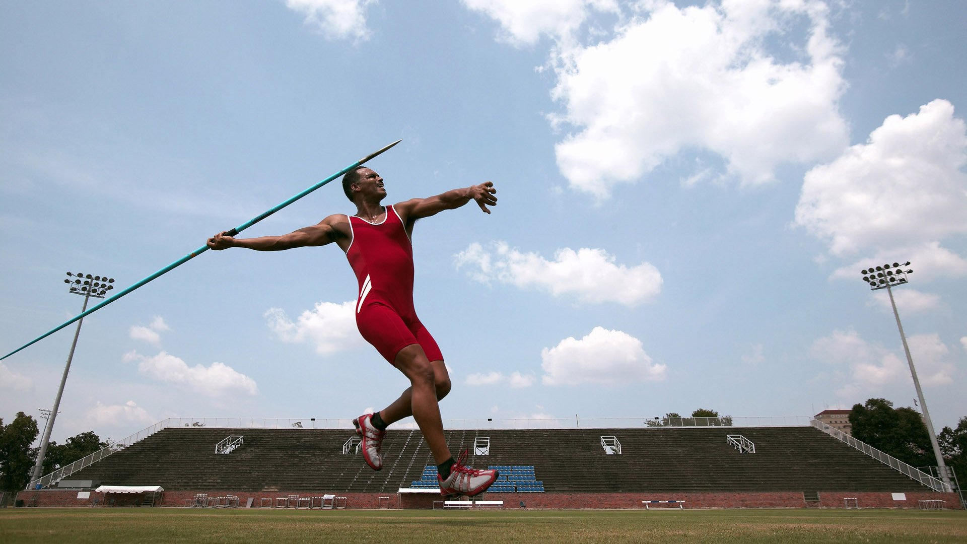 F1新赛季揭幕战与黄蜂淘汰赛，速度与激情的双重奏