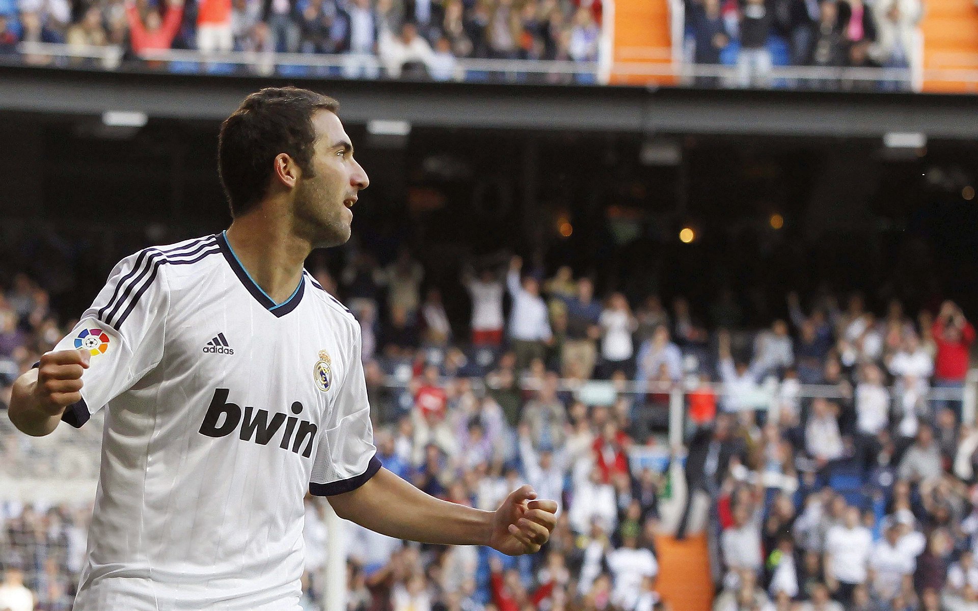 赛道与绿茵的奇妙交响,本泽马统治F1揭幕战之夜